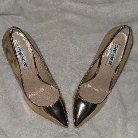 Steve Madden Women's Gold Pumps - Picture 6 of 16